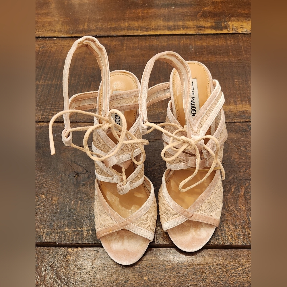 Steve Madden Women's Lace Design High Heels. Size 9.5. Ivory Color. Ankle Tie